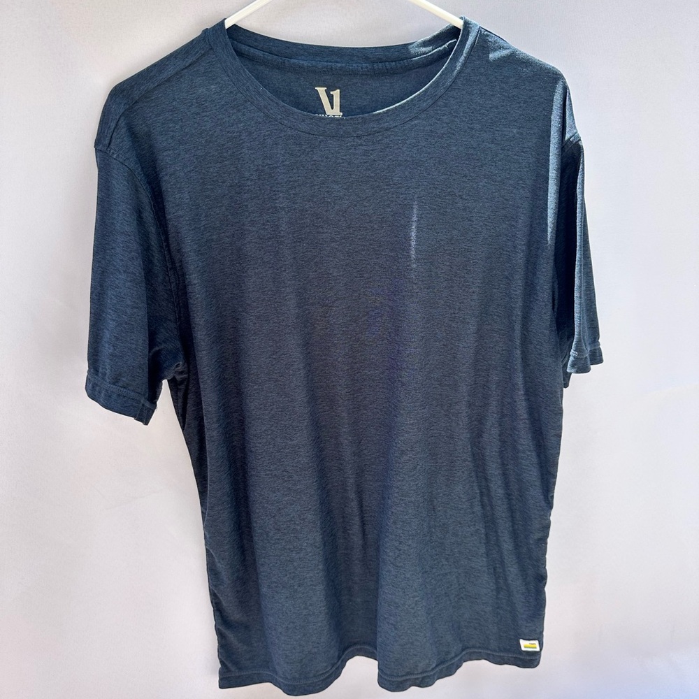 Men’s Vuori Strato Tech Tee size Large. Navy Heather